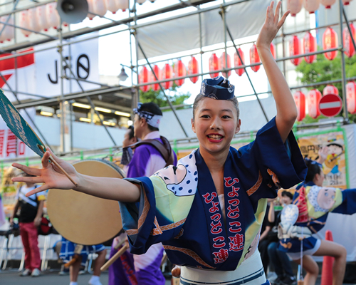 力強く粋な男踊りに女性の華やかさを兼ね備えた法被踊り。写真は「ひょっとこ連」。