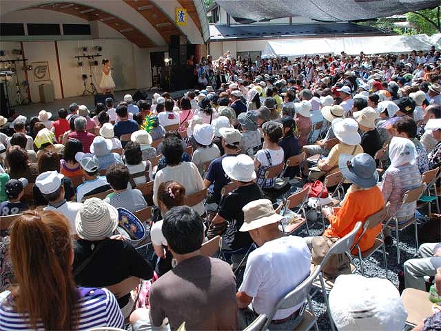 ライブステージでは大道芸フェスティバルやよしもとお笑いアワー、演歌コンサート、太鼓、吹奏楽など