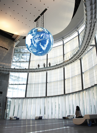 「Geo-Cosmos(ジオ・コスモス)」 未来館のシンボル展示。有機ELパネルを使った世界初の大型地球ディスプレイ。