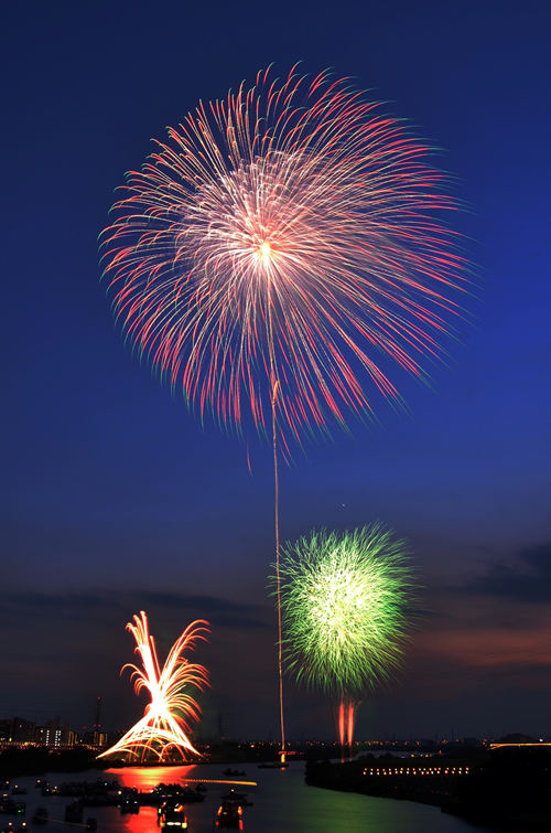 「都内最大の尺五寸玉」 開花直径360mの都内最大の「尺五寸玉」が夜空に広がる。