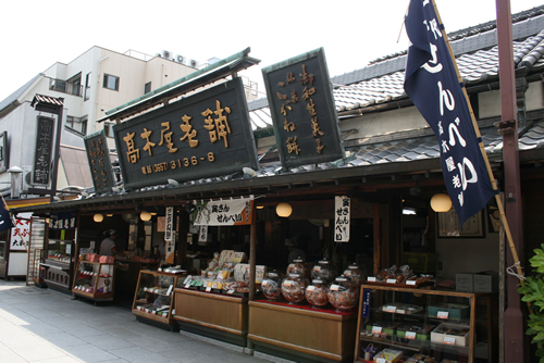 映画の舞台となった昔懐かしい商店街の風景が広がる「帝釈天参道」