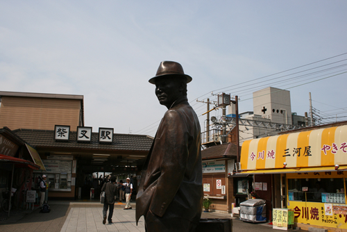 柴又駅前にある寅さんの銅像