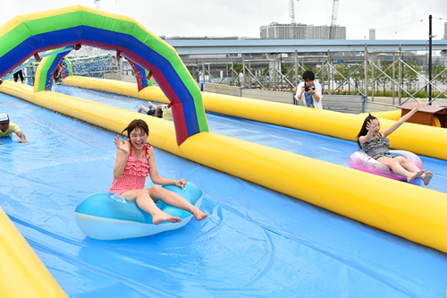 120mを突き抜ける、ずぶ濡れアトラクション! ハイドロプレーニング現象を利用した全長120mのウォータースライダー。 ※浮き輪持参可。500円/1日で貸出し有り。