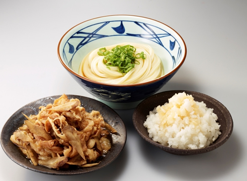 「鬼おろし肉ぶっかけ」は、専用の器具で大根を荒めにおろした鬼おろしと、甘辛く炊いた牛肉とごぼうを、冷たいぶっかけうどんと一緒に食べる夏の人気メニュー。うどんは試食用として通常販売時の 1/3の量を提供する