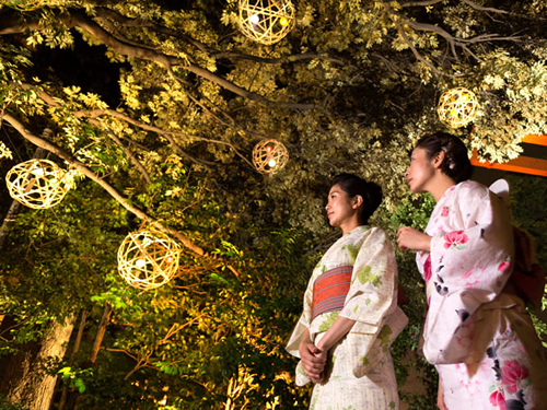 「竹毬風鈴オブジェ」 神社らしい和のイメージを竹毬に重ね、境内にオブジェとして設置。