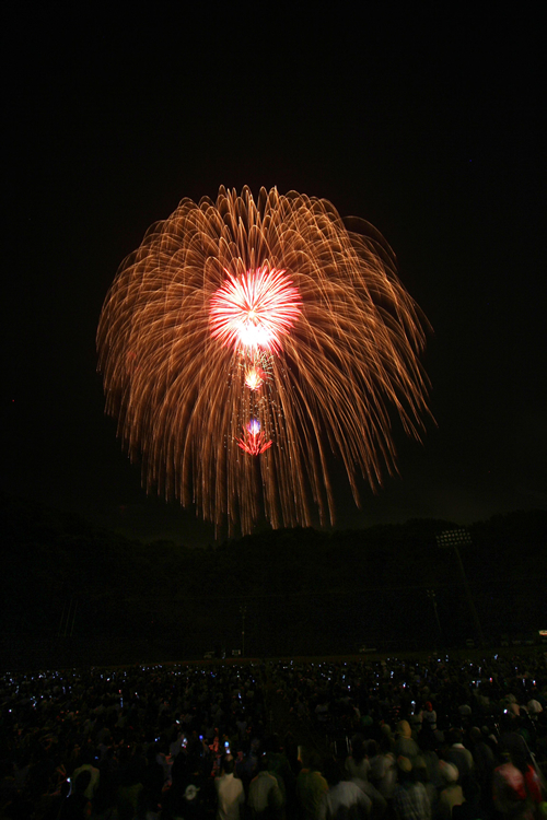 都内最大級の「尺五寸玉(15号玉)」 地上約380~400メートルまで打ち上げられ、夜空に直径約400メートルの花火が広がる