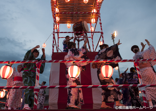 夕暮れ時からは恒例の盆踊り大会