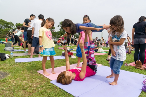 子どもと都会の中のオアシスでヨガを気持ち良く