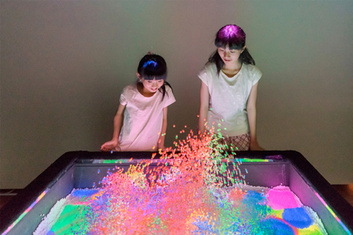 「SplashDisplay」 © yasushi MATOBA/shingo YAMANO/taro TOKUI 協力:電気通信大学小池研究室