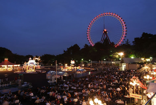 「期間中はビアガーデンもオープン」 花火大会開催日にはビアガーデンも営業。指定席(事前予約)で食事をしながら花火を間近でゆったりと楽しめる。