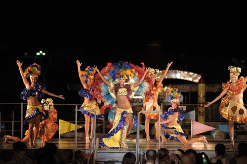 西武園ゆうえんちビアガーデンの定番「リオのカーニバルショー」。夏の夜を盛りあげる華やかなステージショー。
