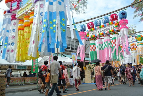 「狭山市駅」の市民広場から七夕通り商店街までの約1.5kmを中心