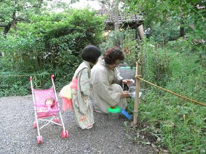 供養の儀式として始まったとされるスズムシの放虫式(昨年の様子)