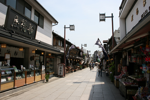京成柴又駅から続く200mの帝釈天参道
