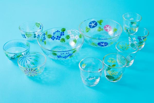 ●京の色絵ガラス 各¥2,000+税~ 京焼・清水焼伝承の絵付技法をガラスに焼成して生まれた、珍しいガラスの器。 京焼の女流加飾師による手描きの絵が、夏の風情を引き立てている。