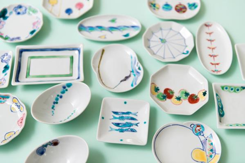 ●「あんとさん小皿市商品」 7/1( 水)~8/19(水)開催 九谷焼の絵付け専門の窯「安東眉石窯」の安東四郎さん(通称あんとさん)が描いた色鮮やかで楽しい絵柄の小皿を用意。