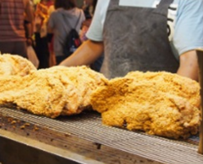 台湾で人気の士林夜市名物『顔より大きい』フライドチキン“鶏排(ちーぱい)”を提供