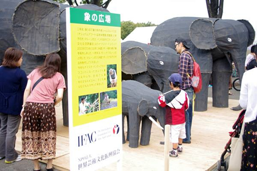 人気の「象の広場」 フェスのマスコット的存在