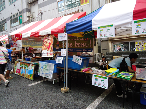 ふれあい広場、ラテン広場(西友前)では、多数の模擬店が出店