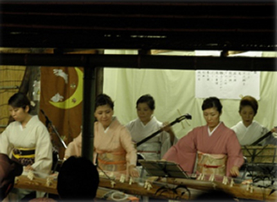 過去の琴の演奏の様子