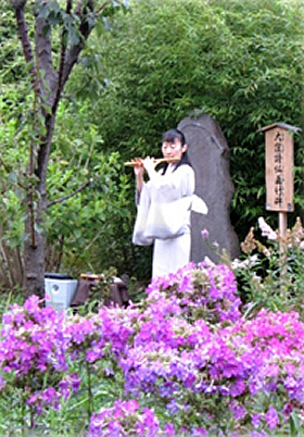 昨年の篠笛の演奏の様子 演奏者は坂本真理氏(横笛奏者)