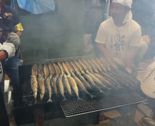 煙がもうもうと上がる会場