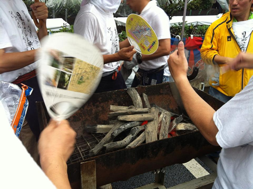 和歌山県みなべ町産の本格備長炭で焼いて振る舞う
