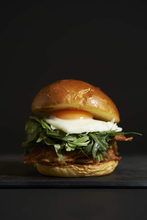 濃厚なブランドたまご、黒富士牧場のオーガニック卵を使ったこだわりのハンバーガー「BITES(バイツ)」