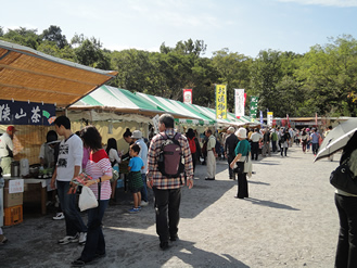 日高市や飯能など地元グルメのブース出店(例年30店舗程度)や特産品の販売、ステージイベントがおこなわれる