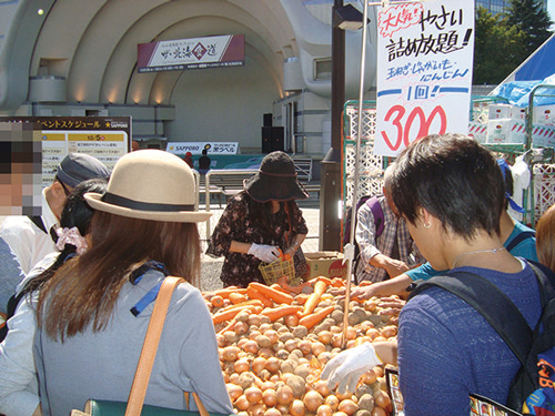20トントレーラーに獲れたて野菜を満載にして北海道から会場へ直送し販売する「野菜詰め放題」