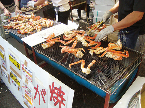 獲れたての鮮魚や野菜、肉類を豪快に炭火などの直火で焼き上げ提供