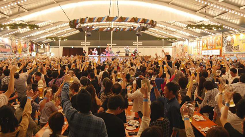 <昨年の様子:テント内でバンド演奏に合わせ乾杯