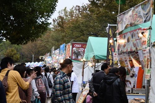 会場は大賑わい
