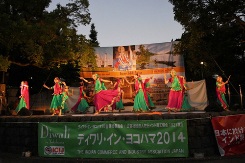 インド料理と音楽の野外フェス「ディワリ・イン・ヨコハマ2015」が横浜山下公園で10/17、18(土日) に