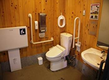 全ての個室に手すり、ウォシュレット完備 女子トイレ便器は一室を除き洋式を設置