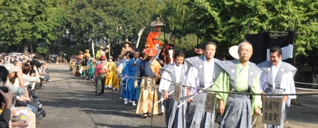 江戸時代装束を身に着けた射手らが馬とともに戸山公園までの道を練り歩く