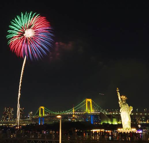 冬の夜空を彩る風物詩「お台場レインボー花火2015」が12月5日、12日、19日、26日の各土曜に開催
