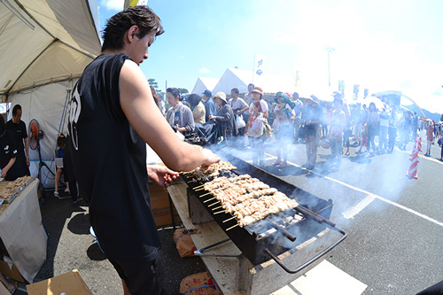 煙がもくもく、おいしそうなやきとり