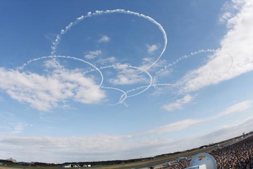 秋の青空のもと、飛行デモンストレーションを披露