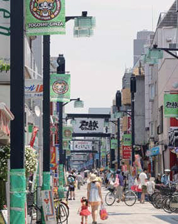 平日1万人以上、週末 3 万人以上が来客する人気商店街「戸越銀座」