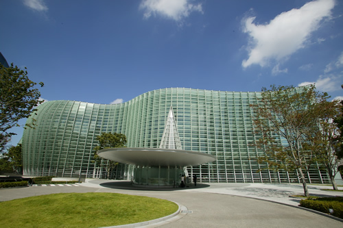 すぐ近くにある国立新美術館
