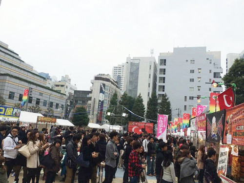 大勢の来場者で賑わう
