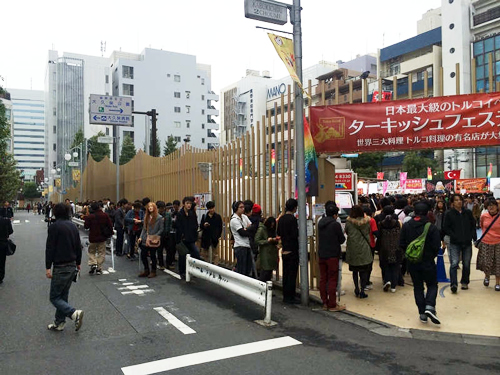 人気店には行列が