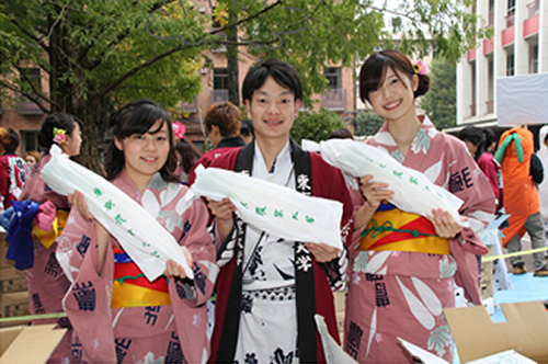 学生が育てた大根6,000本を用意し配布する