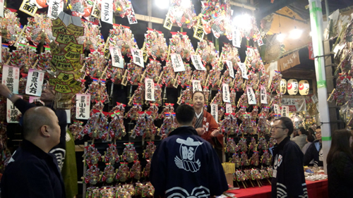 「縁起物の熊手」を求めて毎年70万人~80万人が訪れる