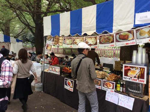 各国大使館や企業、商店が世界の料理やアルコール、ドリンク、雑貨、ファッションなどのブースを出展