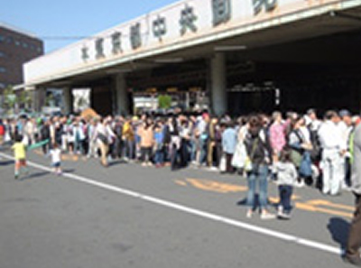 「豊島青果市場まつり2015」が11月1日(日)に開催 - にっこり梨グルメ900食を300円で販売
