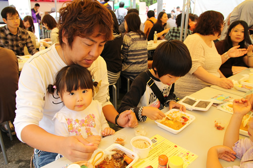 みんなでカレーを食べ比べ