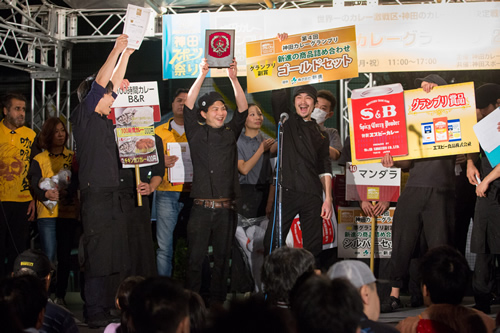 得票数の多い順に、グランプリ、準グランプリ、第 3 位を決定