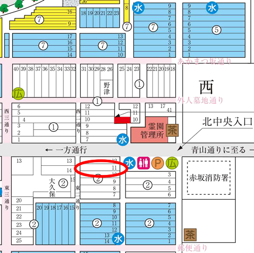 志賀直哉の墓は管理事務所のすぐ近く、種別1のイ-2号-11側にある